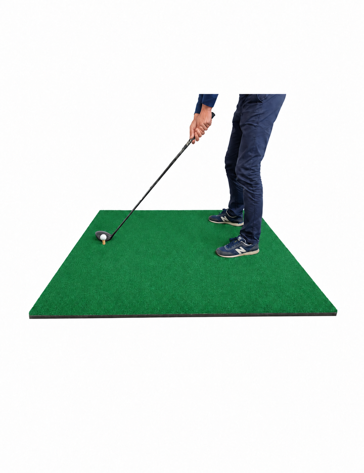 Golfer in de adrespositie bij een bal op een tee op de Classic 150 slagmat