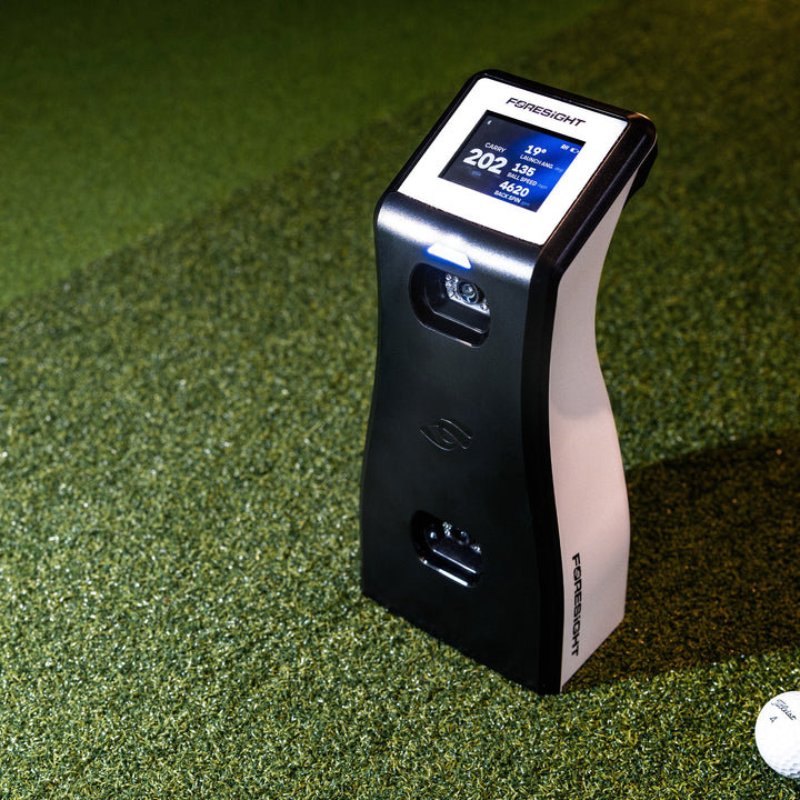 Foresight GC2 uit 2026 met gegevensscherm en bal op een golfmat