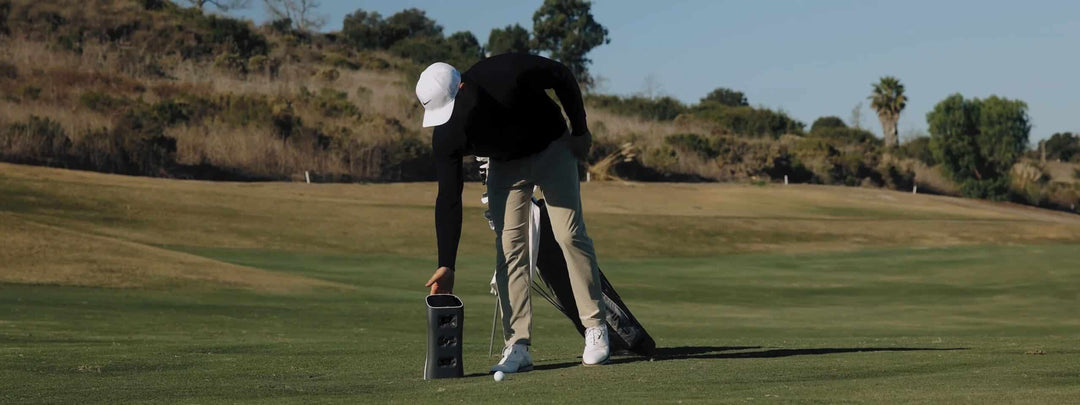 Golfjoy Spica 3 PLUS — golfeur positionnant le launch monitor près de la balle en extérieur
